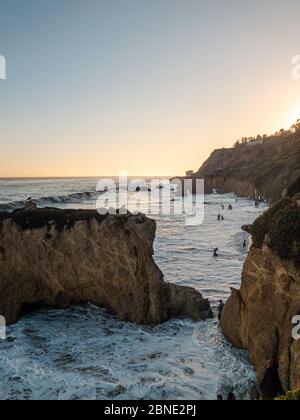 Foto verticale di El Matador state Beach a Malibu, California Foto Stock