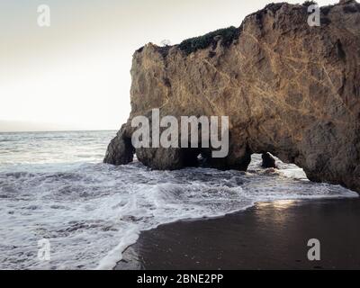 Bellissimo scatto di El Matador state Beach a Malibu, California Foto Stock