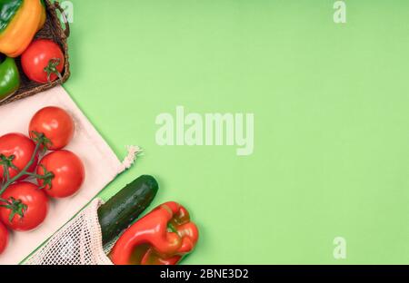 Zero rifiuti, shopping senza materie plastiche, concetto ecologico. Negozio in borsa riutilizzabile in rete di cotone eco-compatibile su superficie verde. Stile di vita sostenibile. Vet Foto Stock