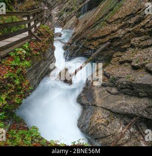 Montagna autunno Wimbachklamm gola e Wimbach ruscello con percorso in legno, Berchtesgaden parco nazionale, Alpi, Baviera, Germania. Pittoresca traversa Foto Stock