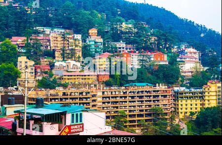 Shimla è una delle località sciistiche più popolari dell'India, brulicante di un felice flusso di turisti indiani situati a Himachal Pradesh, India. Foto Stock