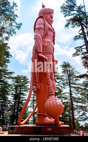 Signore Hanuman statua nel Tempio Jakhu situato nella bellissima città di Shimla, Himachal Pradesh, India. Testo Hindi significato ' Ave Signore Ram'. Foto Stock