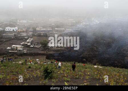 Villaggio distrutto dal flusso di lava da eruzione del vulcano Fogo, Isola di Fogo, Capo Verde, 29 novembre 2014. Foto Stock