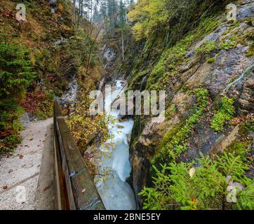 Montagna autunno Wimbachklamm gola e Wimbach ruscello con percorso in legno, Berchtesgaden parco nazionale, Alpi, Baviera, Germania. Pittoresca traversa Foto Stock