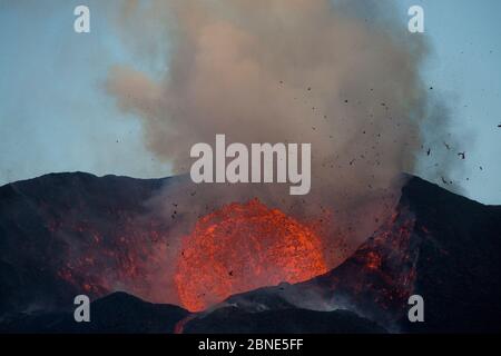 Lava e cenere eruttano dal vulcano Fogo, isola di Fogo, Capo Verde, 29 novembre 2014. Foto Stock