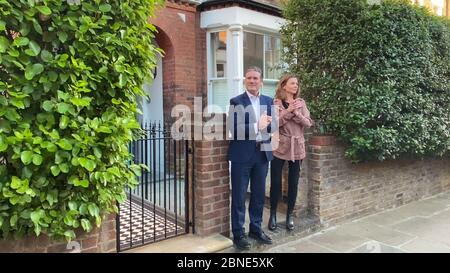 Cattura schermo del leader laburista Sir Kier Starmer e sua moglie Victoria fuori casa, come si uniscono negli applausi per salutare gli eroi locali durante il Clap for Carers di giovedì a livello nazionale per riconoscere e sostenere i lavoratori e gli assistenti NHS che combattono la pandemia del coronavirus. Foto Stock