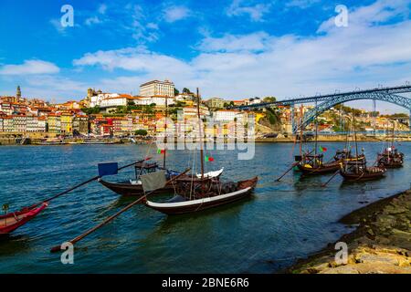 Porto, Portogallo, città vecchia di Riberia con il ponte Dom Lusi e il fiume Douro con le tradizionali barche Rabelo Foto Stock