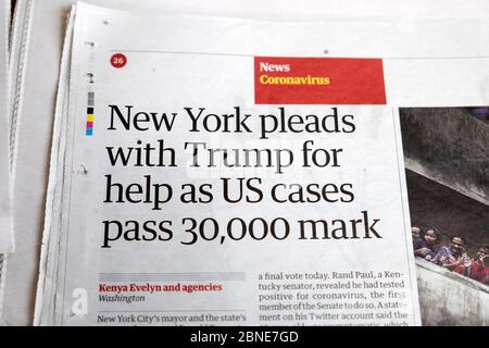 Giornale Guardian all'interno della pagina Covid titolo articolo clipping 'New York pleads con Trump per l'aiuto come US casi passare 30,000 marchio' Marzo 2020 UK Foto Stock