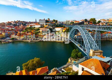 Porto, Portogallo, vista pittoresca della città vecchia di Riberia e Ponte de Dom Luis ponte sul fiume Douro. Foto Stock