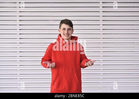 ritratto di un ragazzo sorridente. vestirsi in una camicia rossa Foto Stock