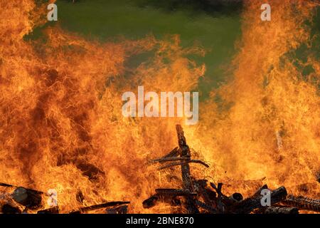 capanna di legno demolita messa in fuoco dopo la demolizione Foto Stock