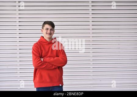 ritratto di un ragazzo sorridente. vestirsi in una camicia rossa Foto Stock