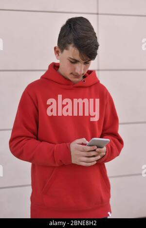 ritratto di un ragazzo sorridente. vestirsi in una camicia rossa Foto Stock