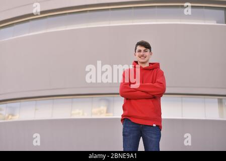 ritratto di un ragazzo sorridente. vestirsi in una camicia rossa Foto Stock