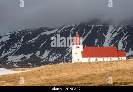 La pittoresca chiesa di stadastadakirkja sulla penisola di snaefellsnes vicino al villaggio di arnarstapi in Islanda Foto Stock