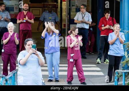 Eastbourne District General Hospital, East Sussex, Regno Unito. 14 maggio 2020. Giovedì alle 20:00, il personale e i visitatori si riuniscono fuori dall'ingresso per sostenere l'NHS durante l'epidemia di Covid 19. Come applaudito il presente, una flotta di veicoli pesanti ha guidato lungo la strada vicina suonando klaxons e corna in apprezzamento di tutti coloro che lavorano in questo trafficato ospedale della costa del Sud . Credit Alan Fraser/Alamy Live News Foto Stock