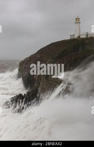 Tempesta Desmond causando alto mare intorno al faro di South Stack sulla costa anglesey, Galles, Regno Unito. 5 dicembre 2015. Foto Stock