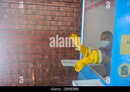 Dhaka, Dhaka, Bangladesh. 14 maggio 2020. Una persona sanitaria raccoglie il campione da un uomo per il test COVI-19 durante la pandemia di coronavirus COVID-19 a Dhaka, Bangladesh, il 14 maggio 2020. Credit: Zabed Hasnain Chowdhury/ZUMA Wire/Alamy Live News Foto Stock