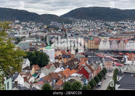 Bergen, Norvegia - 09 settembre 2019: Bergen città centro strade scenario vista aerea sulla nuvolosa autunno freddo giorno Foto Stock