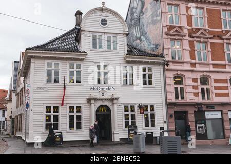 Bergen, Norvegia - 09 settembre 2019: McDonald's ristorante in vecchio legno tradizionale nordico casa nella città vecchia Foto Stock