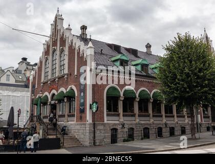 Bergen, Norvegia - 09 settembre 2019: Starbucks ristorante caffetteria in mattoni rossi gotici tradizionale nordica casa nella città vecchia Foto Stock