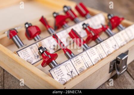 Taglierine per carpenteria disposte in una scatola di legno. Accessori per la lavorazione del legno in un negozio di Falegnameria. Sfondo chiaro. Foto Stock