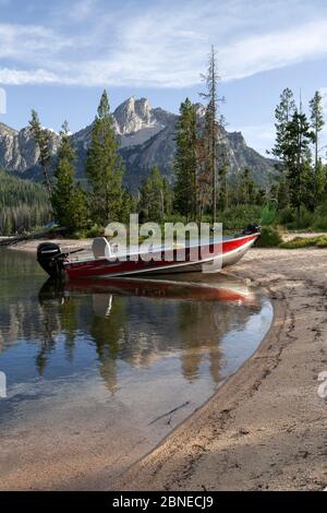Barca spianata sulla riva del lago Stanley con McGowin Pear in Distance, Sawtooth National Recreation Area, Idaho, USA. Luglio 2015. Foto Stock