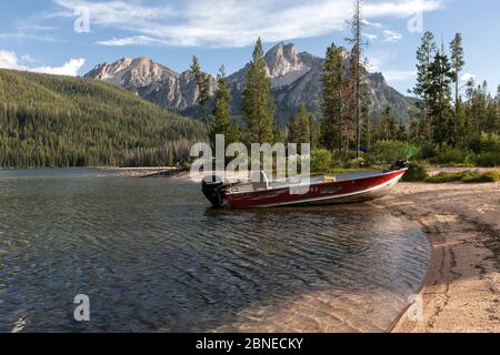 Barca spianata sulla riva del lago Stanley, Sawtooth National Recreation Area, Idaho, USA. Luglio 2015. Foto Stock