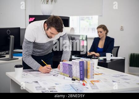 Due colleghi, dipendenti che lavorano nell'ufficio dell'architetto Foto Stock