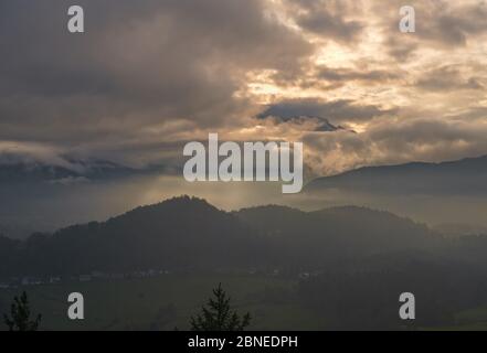 Autunno giorno frizzante Berchtesgadener Terra e il monte Watzmann silhouette frammenti in vista nuvolosa di luce contra dal punto di vista Marxenhohe, prealpi bavaresi, Foto Stock