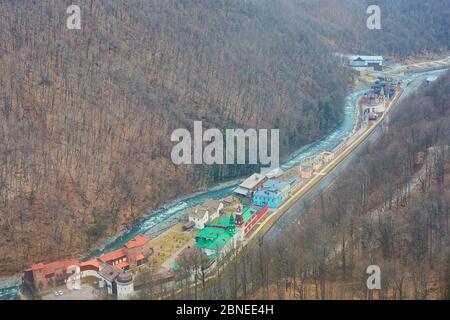 KRASNAYA POLYANA, SOCHI, RUSSIA - 23 FEBBRAIO 2018. Paesaggio di una stazione sciistica. Anelli olimpici nella neve sullo sfondo di Rosa Khutor. Inverno. Foto Stock