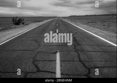 Un'autostrada attraversa il Death Valley National Park in California Foto Stock