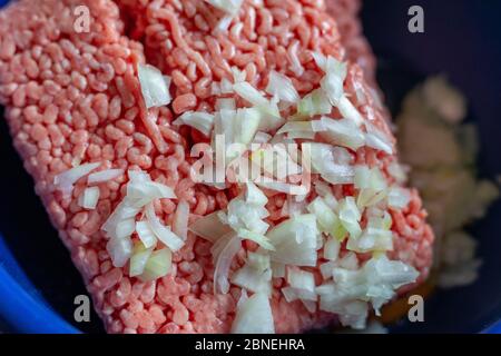 Raw fatti in casa a base di carne trita con uovo e erbe closeup, vista  dall'alto Foto stock - Alamy