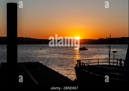Courtmacsherry, West Cork, Irlanda. 14 maggio 2020. Il sole tramonta in modo spettacolare sulla Courtmacsherry Marina dopo una giornata di sole. Credit: Notizie dal vivo di AG/Alamy Foto Stock