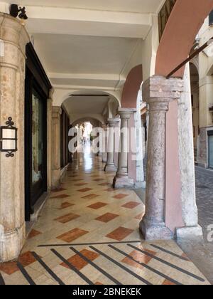 San Viterbo, Veneto, Italia. Arcade del centro storico in una delle strade più antiche. Foto Stock