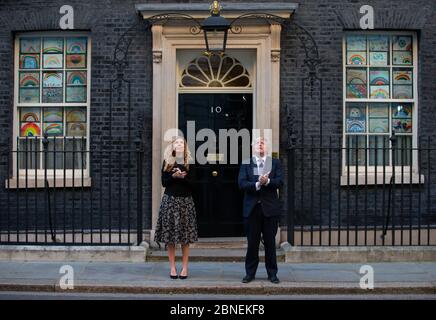 Londra, Regno Unito. 14 maggio 2020. Boris Johnson è unita alla porta del numero 10 dalla sua fidanzata, Carrie Symonds, per fare il clap per gli accompagnatori. È la prima volta che sono stati visti insieme dalla nascita del loro figlio Wilfred. Stanno applaudendo i NHS e gli operatori sanitari. Credit: Mark Thomas/Alamy Live News Foto Stock