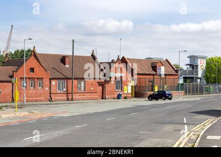 Esterno della stazione ferroviaria di Birkenhead North, Station Road, Birkenhead. Parte della rete Merseyrail. Foto Stock