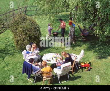 Barbecue familiare in giardino, Winkfield, Berkshire, Inghilterra, Regno Unito Foto Stock