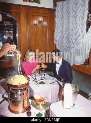 Giovane coppia al ristorante italiano, Venezia, Veneto, Italia Foto Stock