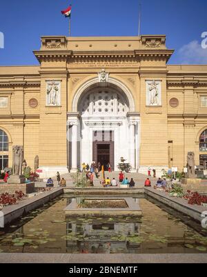 Ingresso al Museo delle Antichità Egizie (Museo Egizio), Piazza Tahrir, il Cairo, Repubblica d'Egitto Foto Stock