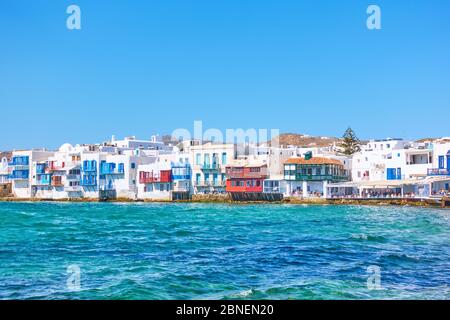 Il piccolo quartiere di Venezia con le case sul mare a Mykonos in Grecia Foto Stock