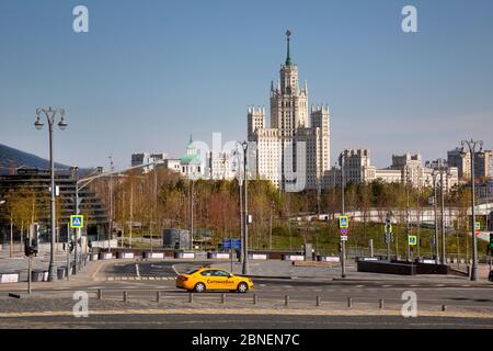 Vista del parco Zaryadye sullo sfondo del famoso Skyscraper di Stalin (edificio dell'argine di Kotelnicheskaya) nel centro di Mosca, Russia Foto Stock