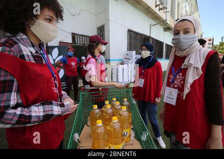 Algeri. 14 maggio 2020. Gli studenti volontari preparano prodotti alimentari da distribuire alle famiglie bisognose ad Algeri, capitale dell'Algeria, il 14 maggio 2020. Le autorità algerine hanno esteso le regole di blocco parziale a livello nazionale fino al maggio 31, come parte degli sforzi per contenere la malattia, tra infezioni crescenti e decessi. Credit: Xinhua/Alamy Live News Foto Stock