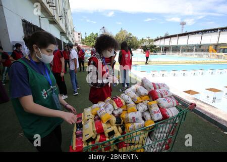 Algeri. 14 maggio 2020. Gli studenti volontari preparano prodotti alimentari da distribuire alle famiglie bisognose ad Algeri, capitale dell'Algeria, il 14 maggio 2020. Le autorità algerine hanno esteso le regole di blocco parziale a livello nazionale fino al maggio 31, come parte degli sforzi per contenere la malattia, tra infezioni crescenti e decessi. Credit: Xinhua/Alamy Live News Foto Stock