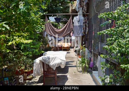 Vestiti appesi sotto il sole, all'aperto che si asciuga nel piccolo cortile della vecchia Guangzhou. Foto Stock