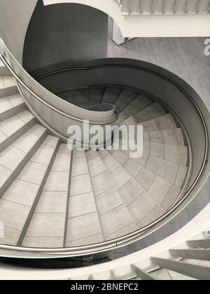 Scala a scala di grigi verticale con interessante architettura moderna Foto Stock