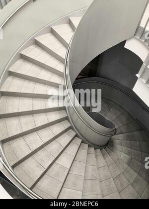 Scala a scala di grigi verticale con interessante architettura moderna Foto Stock