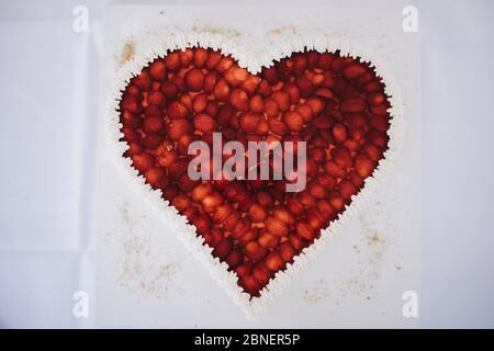 foto di una torta a forma di cuore con fragole Foto Stock