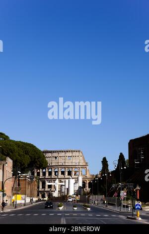 Colosseo, via dei fori Imperiali durante la chiusura dell'ilo Coronavirus Covid 19. Roma, Italia, Europa, UE. Cielo blu chiaro, spazio di copia Foto Stock