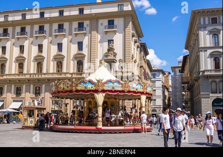 Firenze, Italia - 16 agosto 2019: Giostra sulla Piazza della Repubblica o Piazza della Repubblica a Firenze, Toscana, Italia. Foto Stock